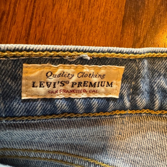 Levi’s Ribcage High Waist Distressed Denim Women’s Shorts - Picture 4 of 7